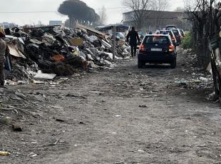 Giugliano: blitz  al campo rom tra rifiuti, roghi e auto rubate