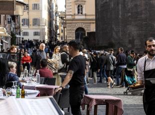Boom di turisti in città, ma mancano 15mila tra camerieri e baristi, in grave difficoltà alberghi e ristoranti