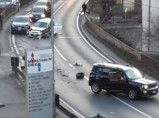 Incidente a Ponte Nossa tra più veicoli, traffico bloccato
