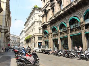 Milano, tenta di rapinare una banca in piazza Duomo dicendo di avere una bomba nello zaino. Ma è tutto falso: arrestato