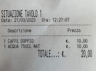 Venti euro per un caffè e un'acqua in un bar con vista sul lago di Como, la denuncia di un turista: «Non siamo mica a Capri?»