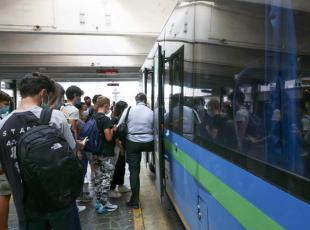 studenti primo giorno di scuola uscita mezzi di trasporto autobus ,  Brescia 14 settembre 2020.  Ansa Filippo Venezia