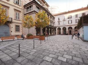 Parte il restyling delle piazzette vicino alla Scala: granito, marciapiedi più larghi, stop parcheggi moto