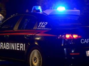 Napoli, gli sparano alle gambe perché resiste alla rapina dello scooter: è grave