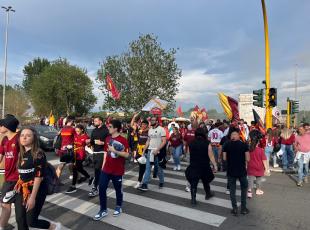 Siviglia-Roma: l'aereo è pieno e 20 tifosi campani della Roma restano bloccati a Budapest