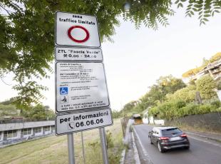 Auto vecchie, ingressi e parcheggi: nuova Ztl fascia verde a Roma, è pronta la delibera