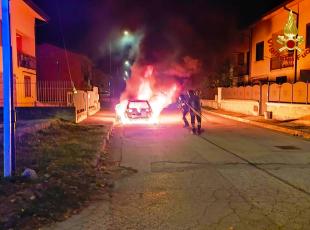 A fuoco l'auto di un carabiniere: indagini in Irpinia