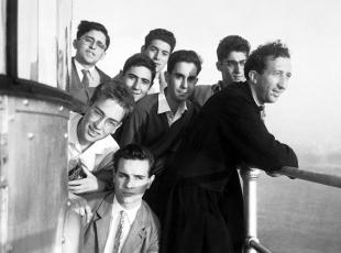 Don Giussani nel 1956 con alcuni studenti del liceo Berchet (Lapresse)