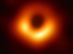 La prima foto di un buco nero, scattata nel 2019 dalla rete internazionale di antenne radio Event Horizon Telescope (Ansa)