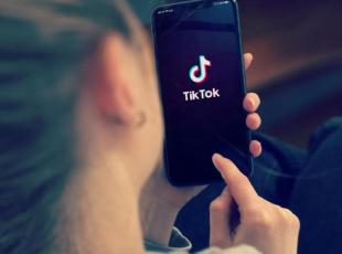 L’Antitrust sanziona TikTok: multa di 10 milioni, «inadeguati controlli per minori»