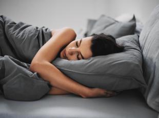 Cosa succede se dormiamo meno di 7 ore? La «chronodisruption» accorcia la vita (e fa ingrassare)