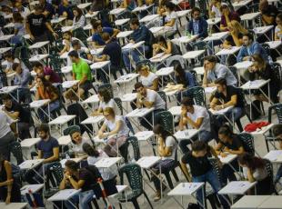 Studenti si preparano ai test di ammissione alla Facoltà di Medicina a Napoli