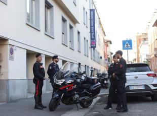 Milano, accoltellamento alla clinica Città Studi: 22enne cerca di aggredire la compagna e ferisce due dipendenti e un paziente