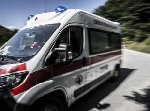 Vento a Milano, un ferito grave a Cinisello Balsamo: operaio 29enne colpito da pannelli di legno precipitati dal nono piano