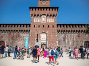 Turismo a Milano, marzo da record: 57 mila arrivi in più rispetto a un anno fa, un terzo ha un'età compresa tra i 31 e 45 anni 