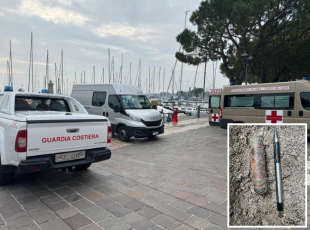 Bombe nel Garda, a Desenzano gli artificieri recuperano (soltanto) un proiettile d'artiglieria