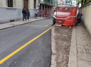 Firenze, cartelli confusi e impalcature sulla strada: l’asfaltatura di via Romana è un rebus