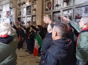 Varese, saluti romani e striscioni al cimitero: il gruppo neonazista Do.Ra. ricorda i caduti di Salò il 25 Aprile