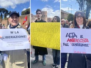25 aprile a Roma, alla manifestazione con un cartello al collo. «Noi antifascisti e spiriti liberi, qui per difendere la Costituzione»