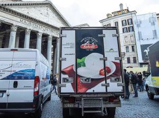 Pantheon, piazza di Pietra, Navona: nelle isole pedonali i furgoni scaricano  la merce tra i turisti