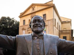 Pesaro, è polemica sulla statua di Pavarotti.