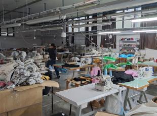 Blitz di finanza e polizia locale al laboratorio tessile cinese in Valsabbia: quattro lavoratori in nero