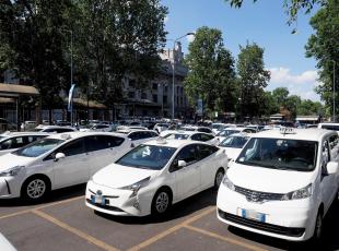 Taxi a Milano, settecento domande per  450 licenze: le nuove auto bianche pronte in strada entro l’autunno