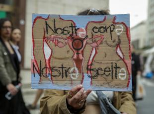 Aborto, donne in piazza a Napoli: "Via gli antiabortisti dai consultori"