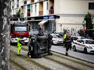Firenze, incidente tra due auto: una finisce sui binari del tram, ferito il guidatore
