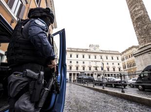 Sicurezza, salgono gli obiettivi sensibili: ora sono 30mila. «Dal 7 ottobre scorso espulsi dall'Italia 58 a rischio terrorismo»