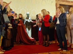 Roma, il Senato inaugura la statua della «Maternità». Ignazio La Russa: «Omaggio alle donne»