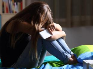 Neuropsichiatria in Lombardia, 10 mila adolescenti in pronto soccorso in un anno, più 52% di psicofarmaci alle ragazze. «A rischio le cure ai più piccoli»