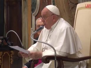 Papa Francesco e le raccomandazioni di Benedetto XVI: «L'omelia non duri più di otto minuti»