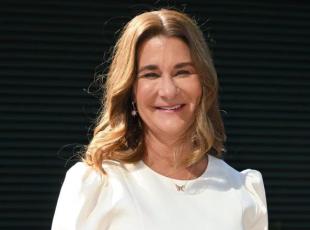 Melinda Gates lascia la fondazione creata con l’ex marito (con 12,5 miliardi): «Investirò sulle donne»