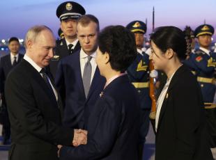 Ucraina - Russia, le notizie di oggi in diretta | Zelensky: «Situazione a Kharkiv parzialmente stabilizzata». Putin arrivato in Cina