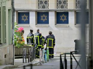 Francia, la polizia spara a un uomo che stava cercando di dare fuoco a una sinagoga a Rouen: «Era armato, è morto»