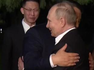Putin, Xi e l'ipotesi di una tregua olimpica. E il doppio abbraccio tra i leader fa discutere