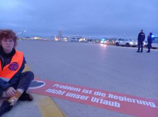 Monaco, aeroporto bloccato per due ore da attivisti di Last Generation «incollati» alla pista: dirottati 11 voli e cancellati altri 60