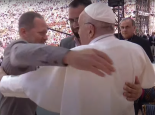 Papa Francesco oggi a Verona, la diretta. L'abbraccio in Arena con un israeliano e un palestinese, il Pontefice: «Per la pace»