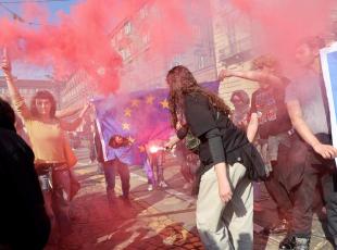 Corteo pro-Palestina a Torino: manifestanti con mani tinte di rosso e bambolotti insanguinati. Bruciate bandiere dell'Europa e della Nato
