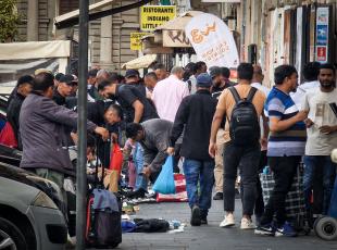 Roma, all'Esquilino i residenti in rivolta contro il suk abusivo, il degrado e lo spaccio