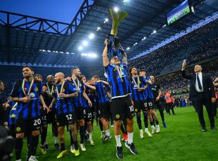 MILAN, ITALY - MAY 19: Lautaro Martinez of FC Internazionale celebrates with his teammates winning the Serie A title and the 20th Scudetto after the Serie A TIM match between FC Internazionale and SS Lazio at Stadio Giuseppe Meazza on May 19, 2024 in Milan, Italy. (Photo by Mattia Pistoia - Inter/Inter via Getty Images)