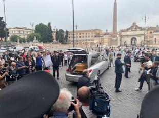 Funerali di Franco Di Mare oggi a Roma: in piazza del Popolo l'addio al giornalista Rai malato di cancro