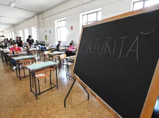 Toto maturità, il sondaggio: D'Annunzio, Verga, Manzoni. Ma anche il delitto Matteotti e Oppenheimer