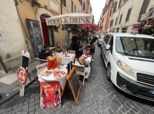 Roma, 15 giorni di chiusura per bar e ristoranti con i dehors abusivi