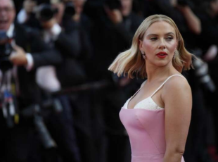 Scarlett Johansson contro Open AI: «Sam Altman ha rubato la mia voce per ChatGpt»