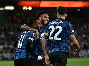 Atalanta's Nigerian forward #11 Ademola Lookman (L) celebrates with teammates after scoring his team's third goal during the UEFA Europa League final football match between Atalanta and Bayer Leverkusen at the Dublin Arena stadium, in Dublin, on May 22, 2024. (Photo by Ben Stansall / AFP)