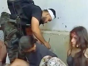 Il video delle soldate israeliane rapite dai terroristi di Hamas: il sangue e l'orrore