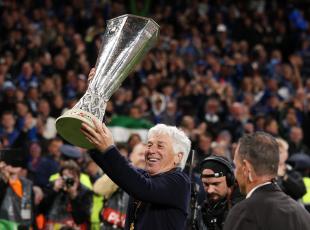 DUBLIN, IRELAND - MAY 22: Gian Piero Gasperini, Head Coach of Atalanta BC, celebrates with the UEFA Europa League Trophy after his team's victory in the UEFA Europa League 2023/24 final match between Atalanta BC and Bayer 04 Leverkusen at Dublin Arena on May 22, 2024 in Dublin, Ireland. (Photo by Richard Heathcote/Getty Images)