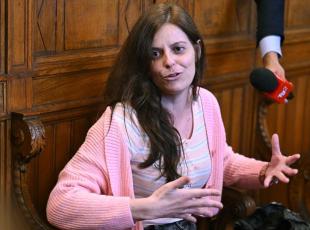 Ilaria Salis in tribunale a Budapest senza catene. La prima vittima non la riconosce, il giudice rivela il suo domicilio: ira del padre.